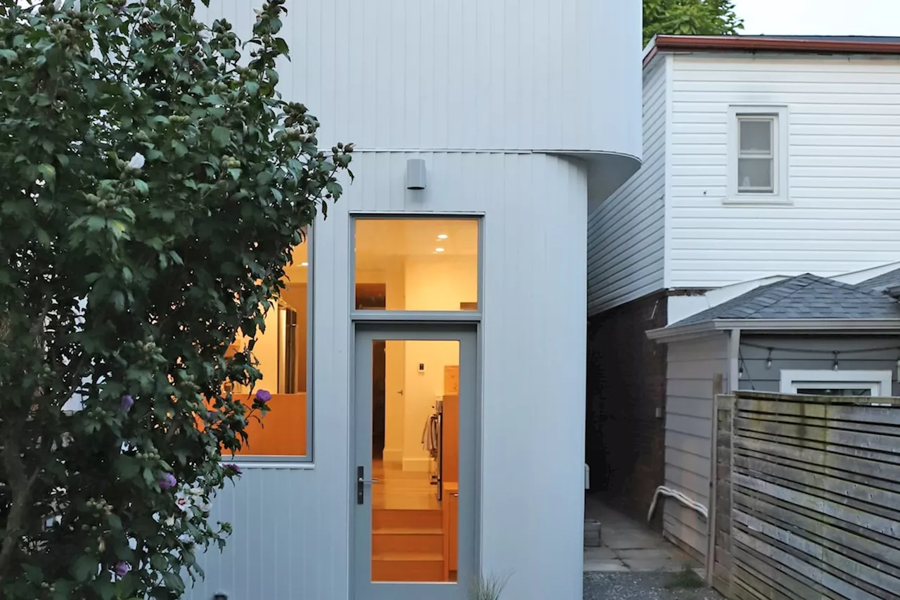 A curvy addition to East York, Toronto house turns heads