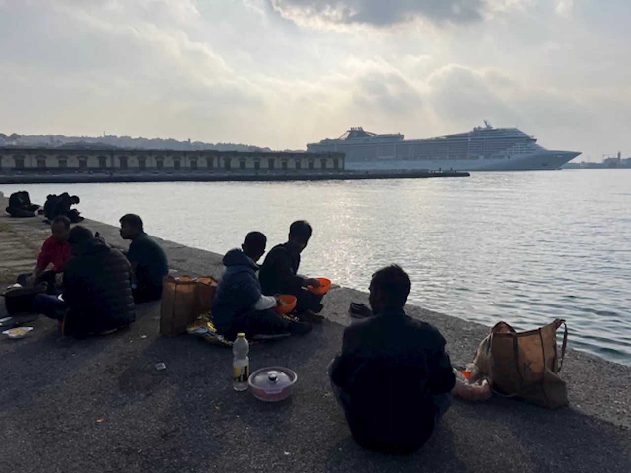 I migranti sgomberati a Trieste sono lasciati ancora per strada