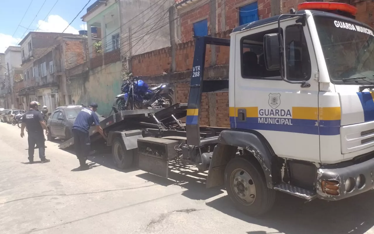 Operação recolhe carro abandonado e moto sem placa em Volta Redonda