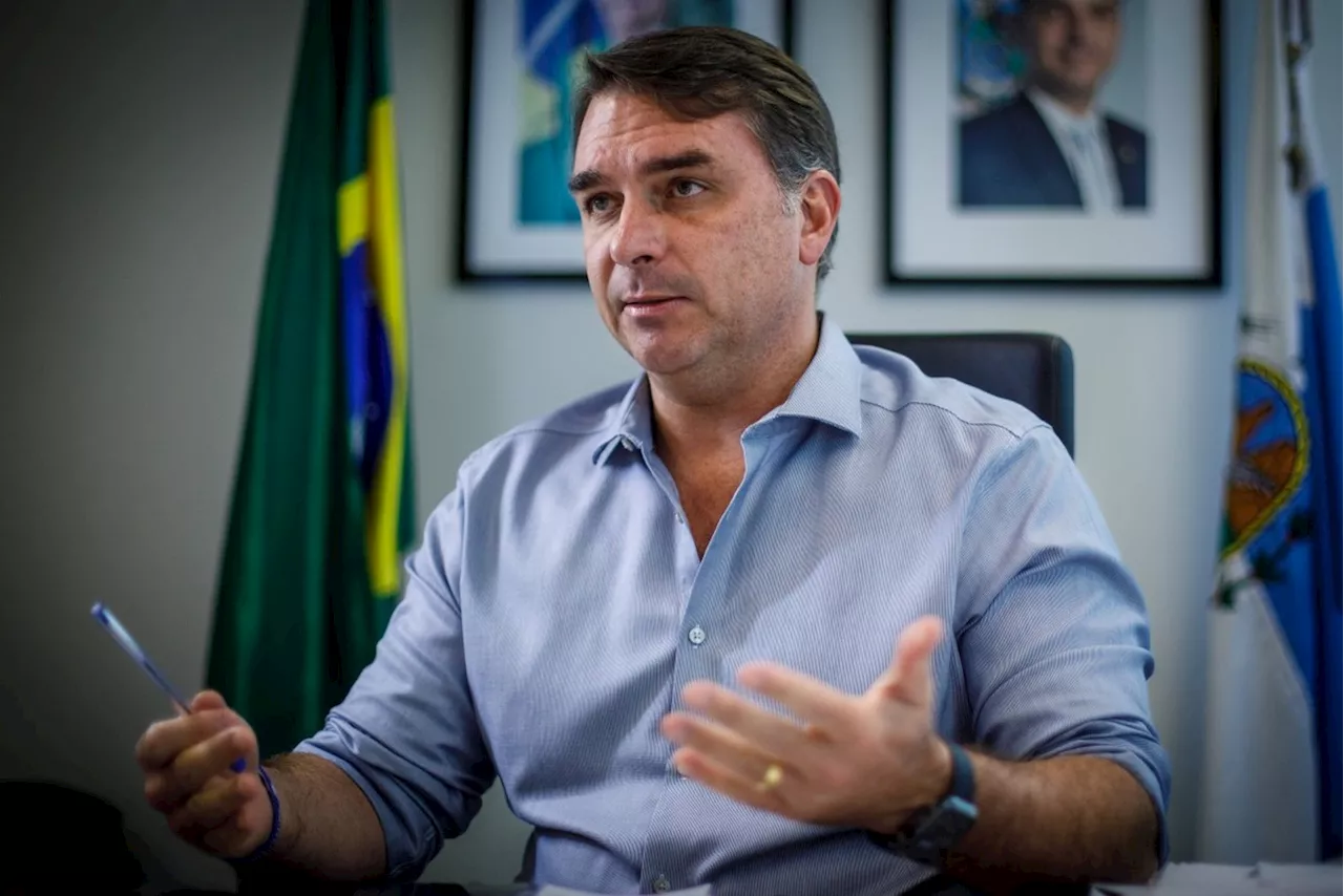 Flávio Bolsonaro diz que ex-presidente não pode ser responsabilizado por trama golpista: 'Eram agentes de terceiro escalão'