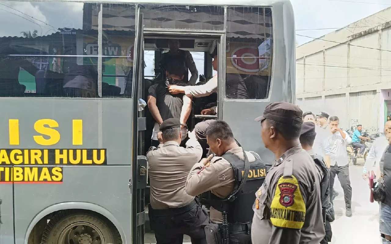 Polisi Gerebek Kampung Teleng Inhu, 3 Orang Diamankan, Salah Satunya DPO