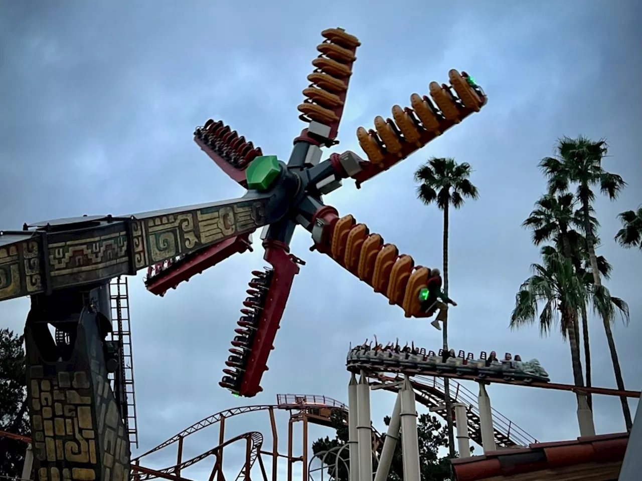 22 riders stuck on Knott’s Berry Farm thrill ride for 2 hours