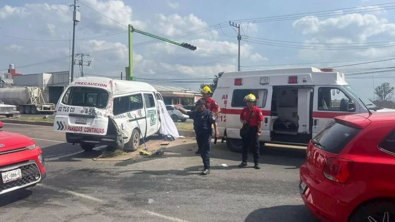 Tulancingo: combi da vuelta prohibida y choca contra camión; un muerto