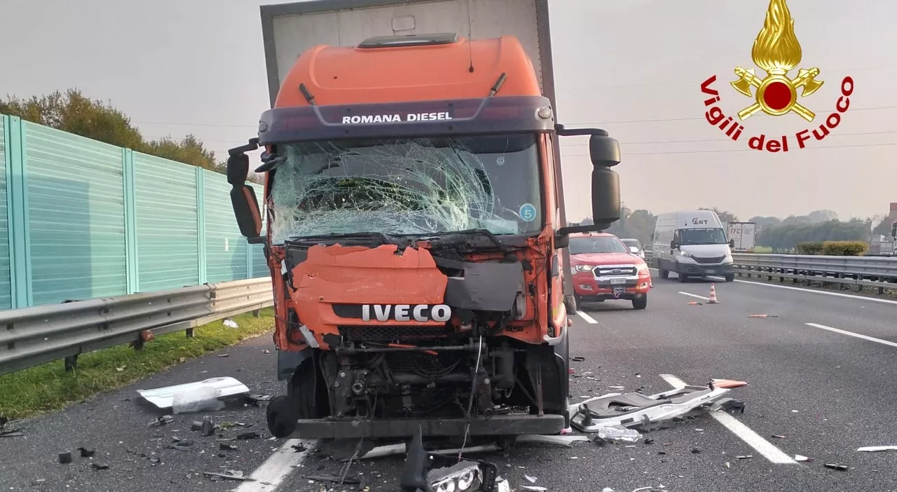 Furgoncino schiacciato tra due tir in A4: morta una 61enne, due feriti gravi