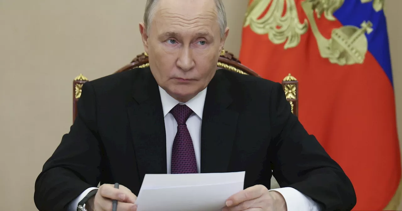 Vladimir Putin firma la nuova dottrina nucleare: "È già la Terza Guerra Mondiale"