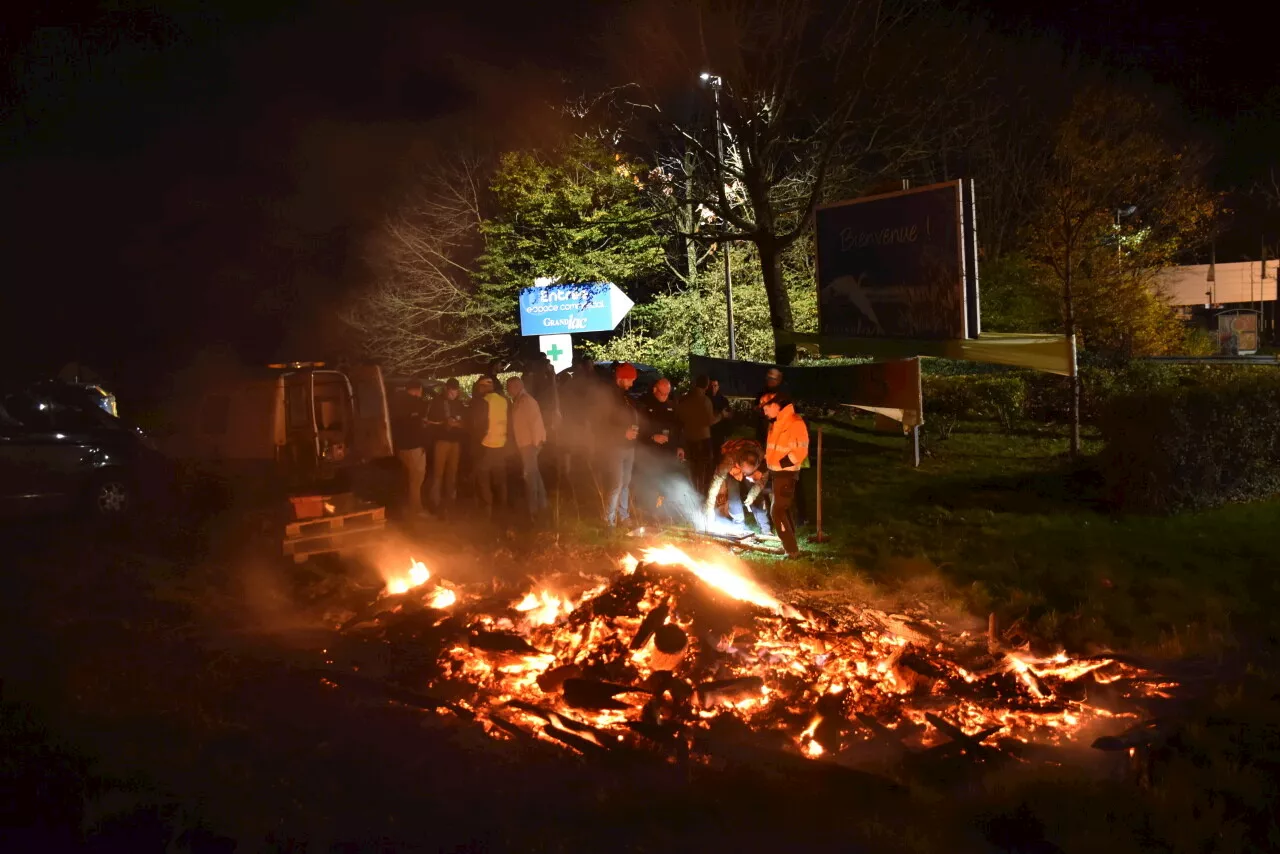 Pays de Retz : « feux de la colère » et panneaux enrubannés, les agriculteurs disent « Non au Mercosur »