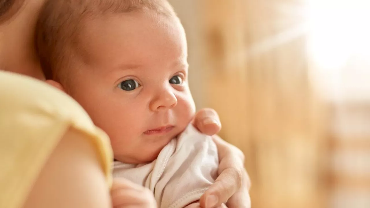 10 Arti Mimpi Menggendong Bayi Perempuan, Benarkan Jadi Kabar Baik?