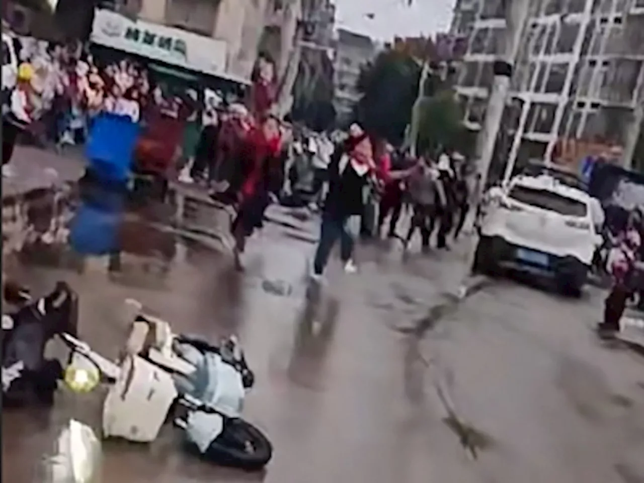 Cops arrest man for crashing car near school in China’s Changde, injuring multiple kids (VIDEO)