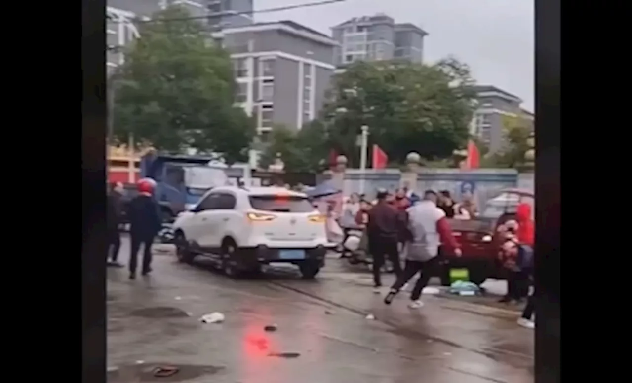 Several students injured in vehicle collision outside primary school in China’s Changde, casualties unclear (VIDEO)