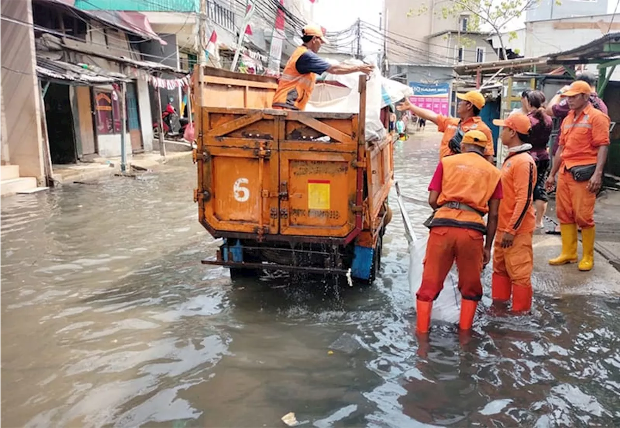 Muara Angke dan Muara Baru Masih Tergenang Rob