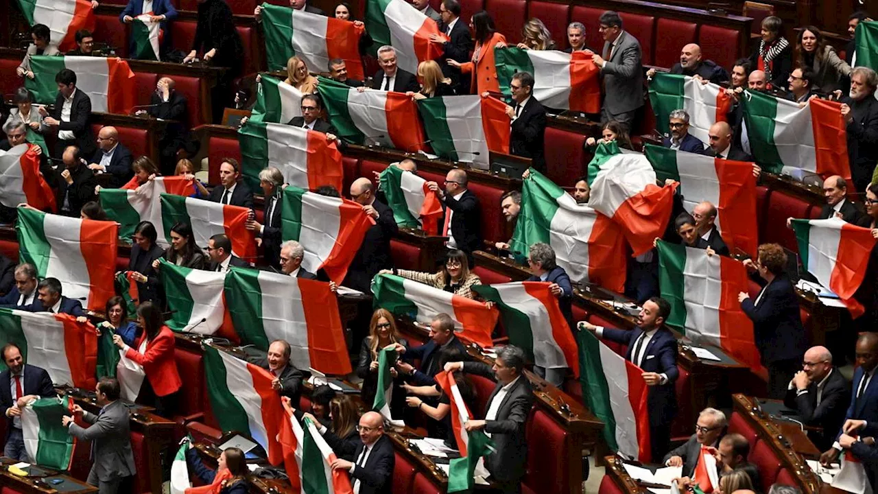 Autonomia, bocciata la mozione: proteste delle opposizioni con Tricolori e inno in Aula