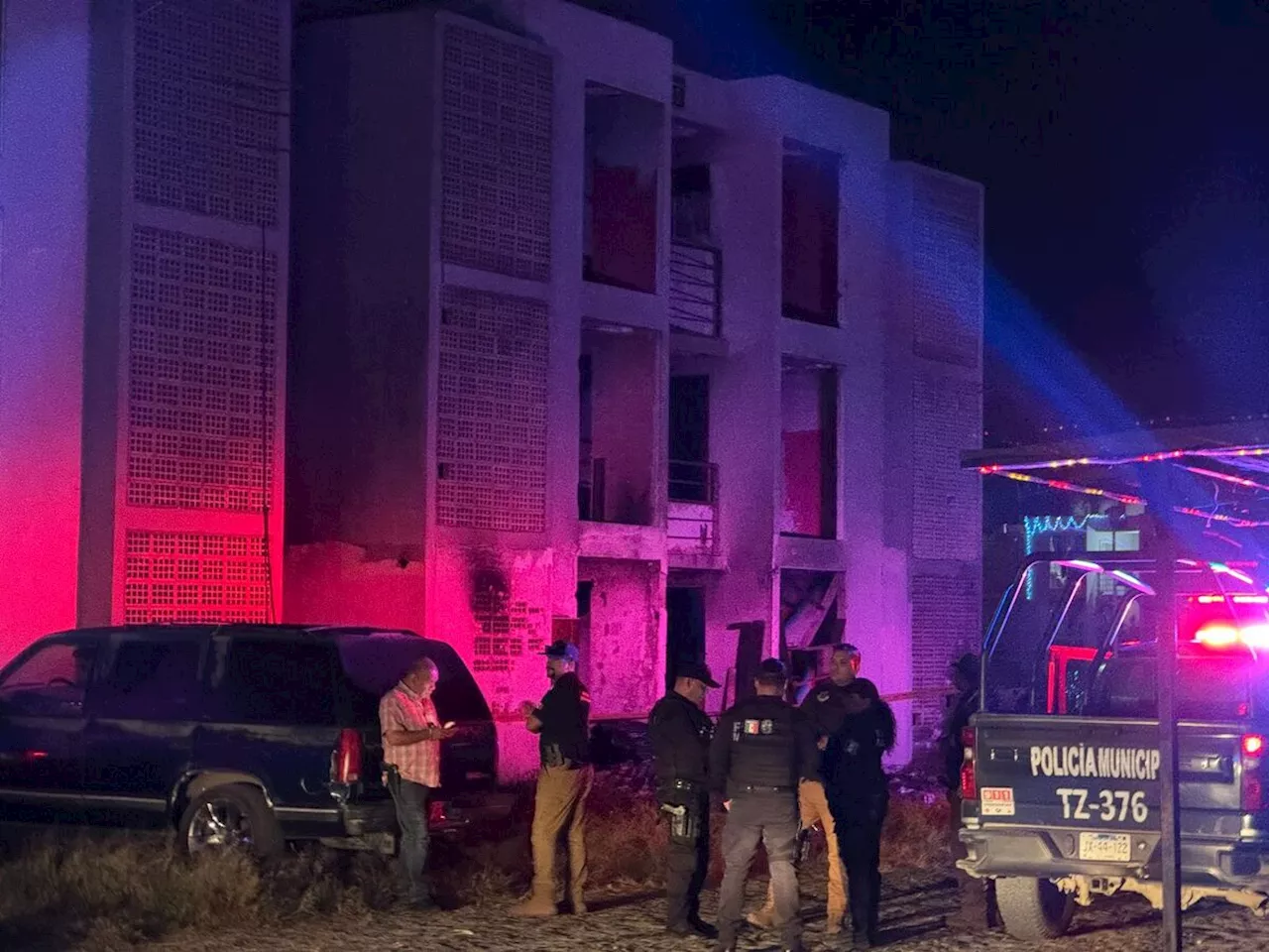 Localizan bomberos de Tlajomulco un cuerpo calcinado mientras sofocaban incendio en edificio en Santa Fe