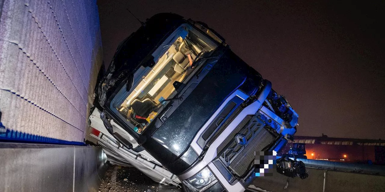 Vollsperrung auf A70 bei Hallstadt: 40-Tonner f&auml;hrt auf Betonleitwand und kippt um