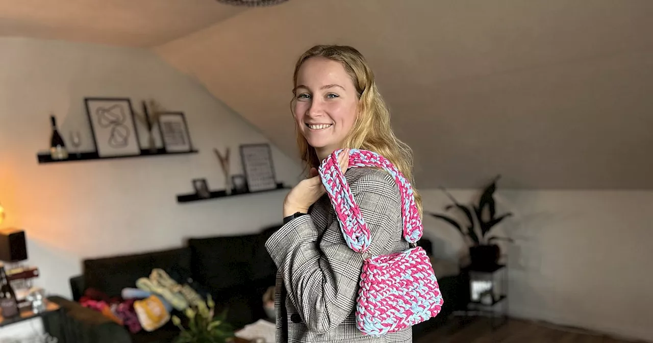 Junge Frau aus dem Kreis Gütersloh häkelt Mode-Accessoires aus recycelten Textilien