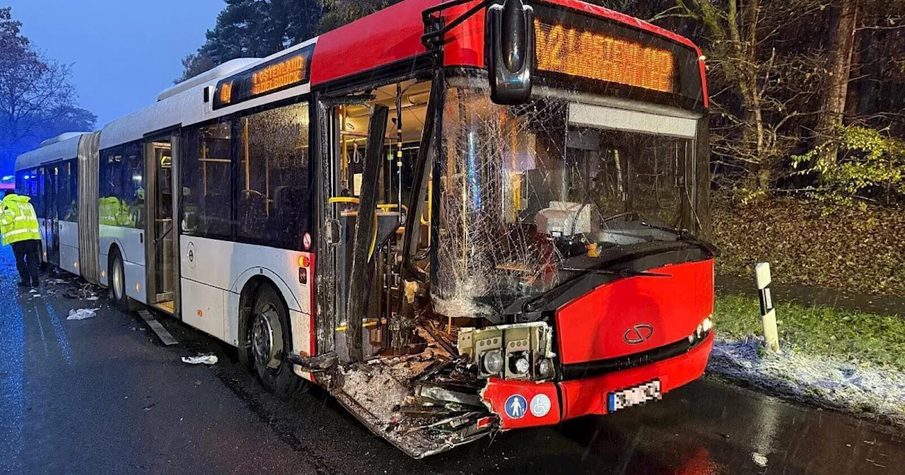 Misslungenes Überholmanöver: Unfall mit drei beteiligten Fahrzeugen in Delbrück