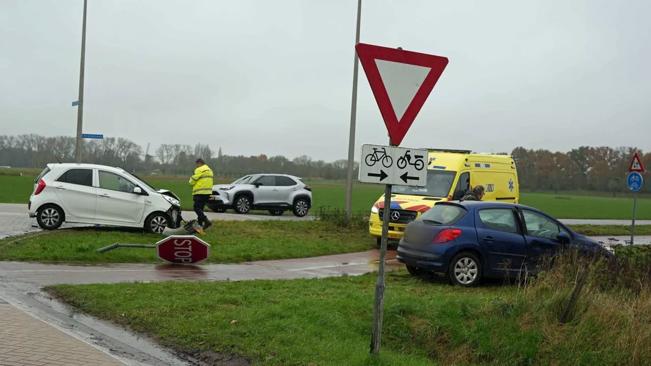 112-nieuws: één rijstrook A67 is dicht • botsing met twee auto's in Drunen