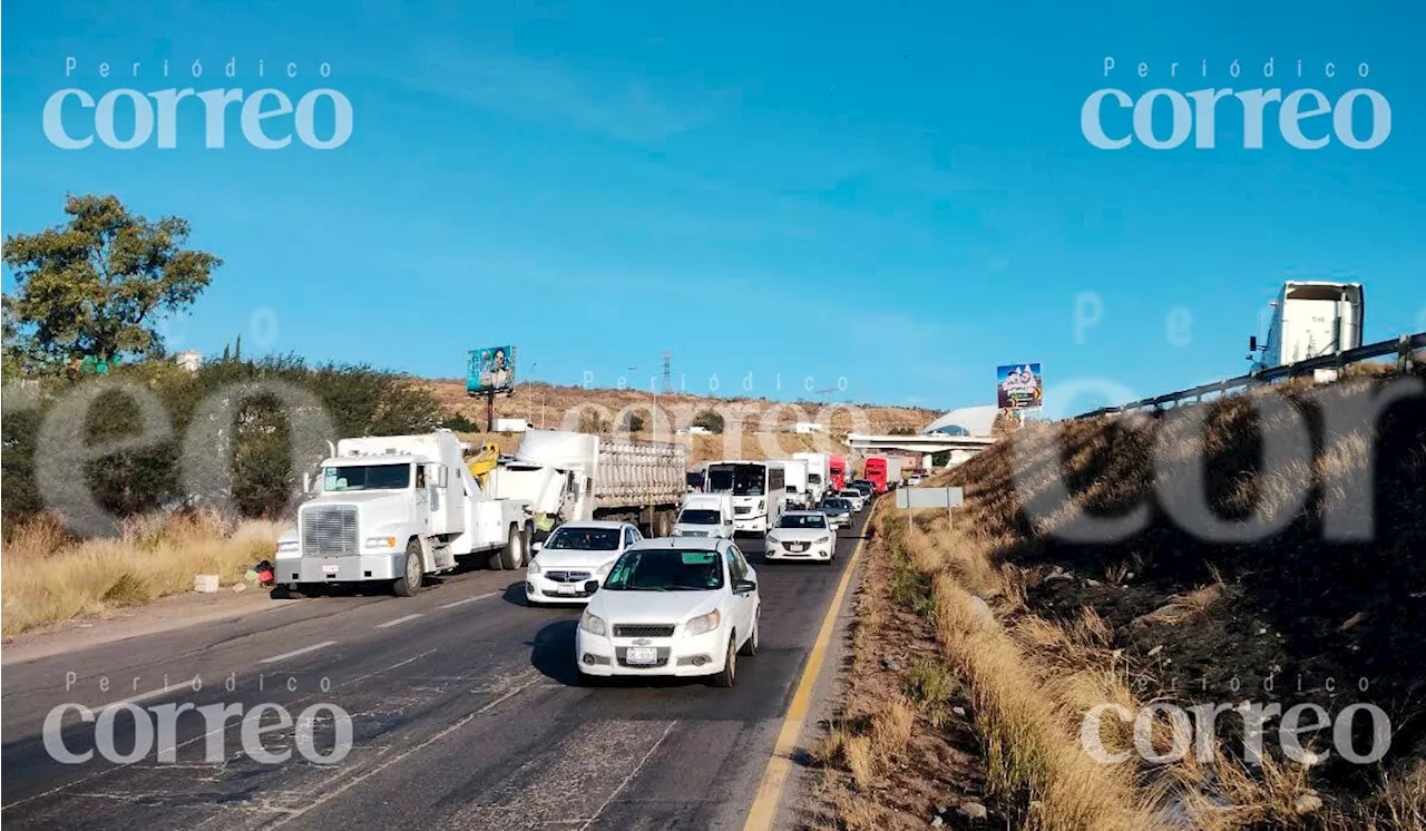 Trailer vuelca y provoca tráfico en la Irapuato-Silao