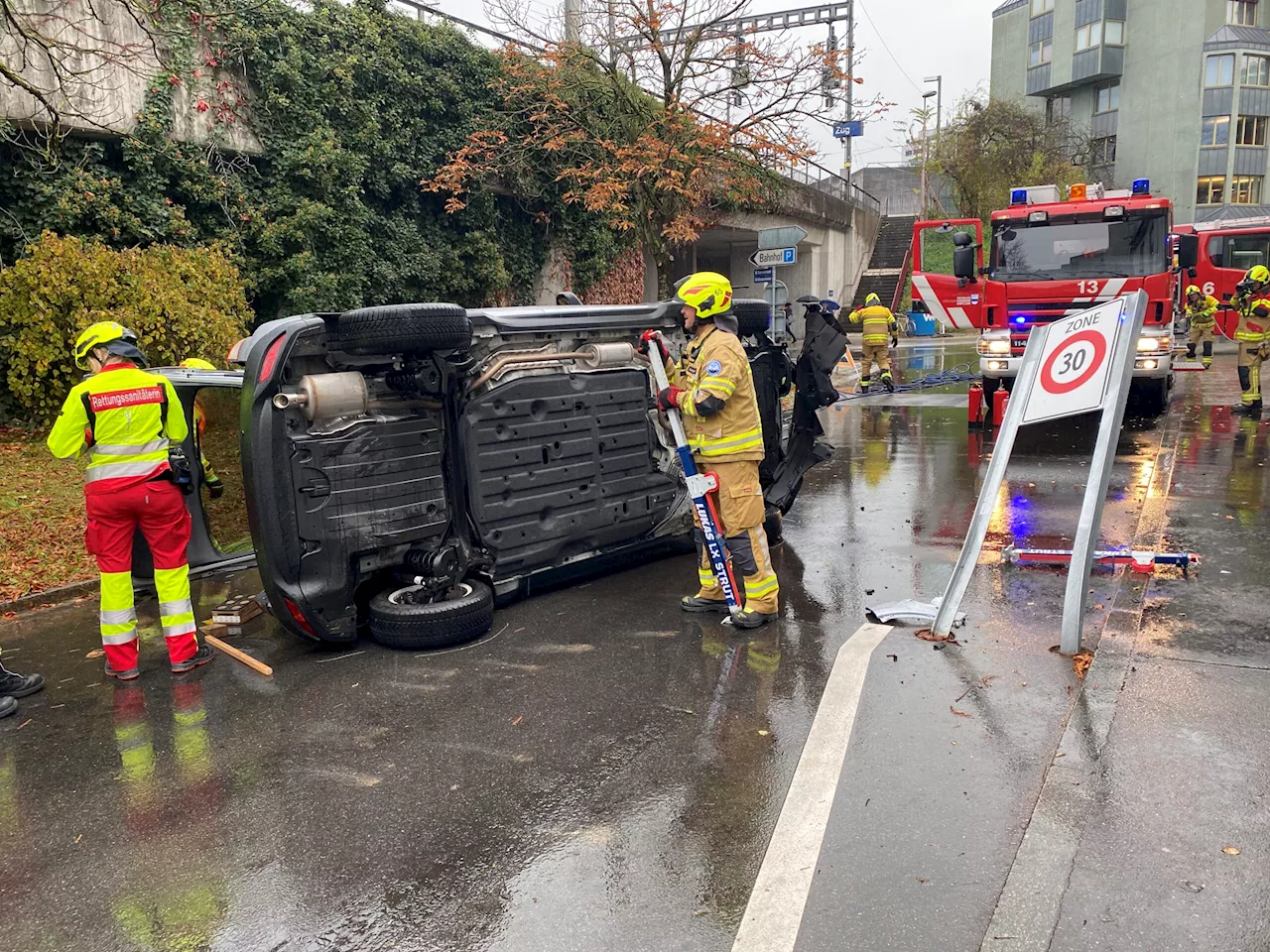 Stadt Zug ZG: Auto prallt gegen Signalständer und landet auf der Seite