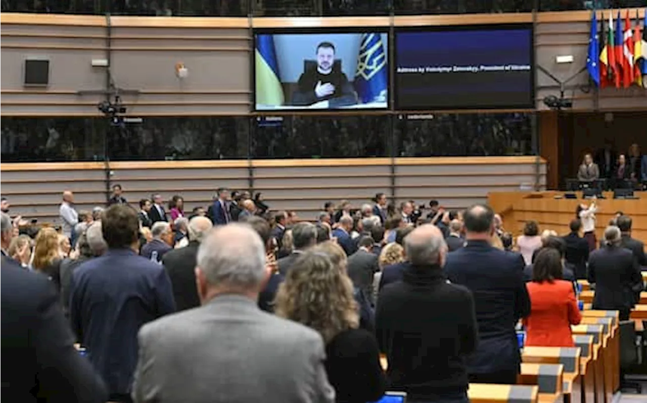 Zelensky al Parlamento europeo dopo mille giorni di guerra, tra allarmi e timori