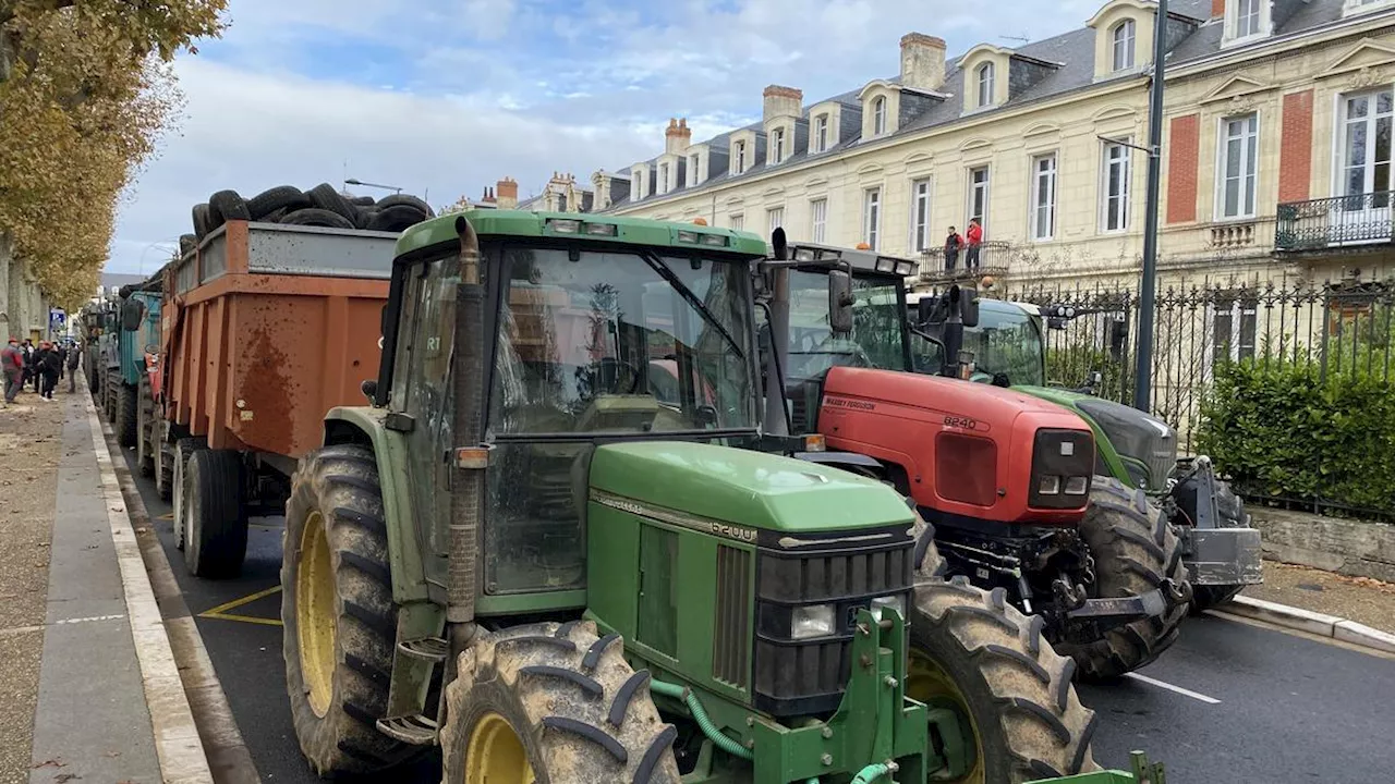 Colère des agriculteurs : une cinquantaine de tracteurs devant la préfecture de Dordogne