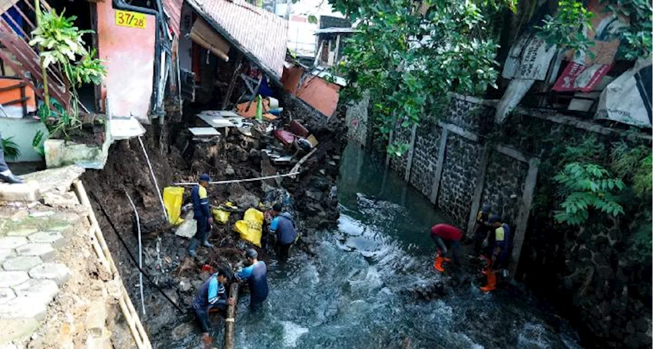 Tanggul Sungai Citepus dan Rumah Warga Ambruk, Belasan Keluarga di Bandung Dievakuasi