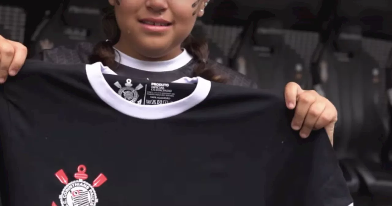 Menina com coração no lado direito do peito ganha camisa especial do Corinthians