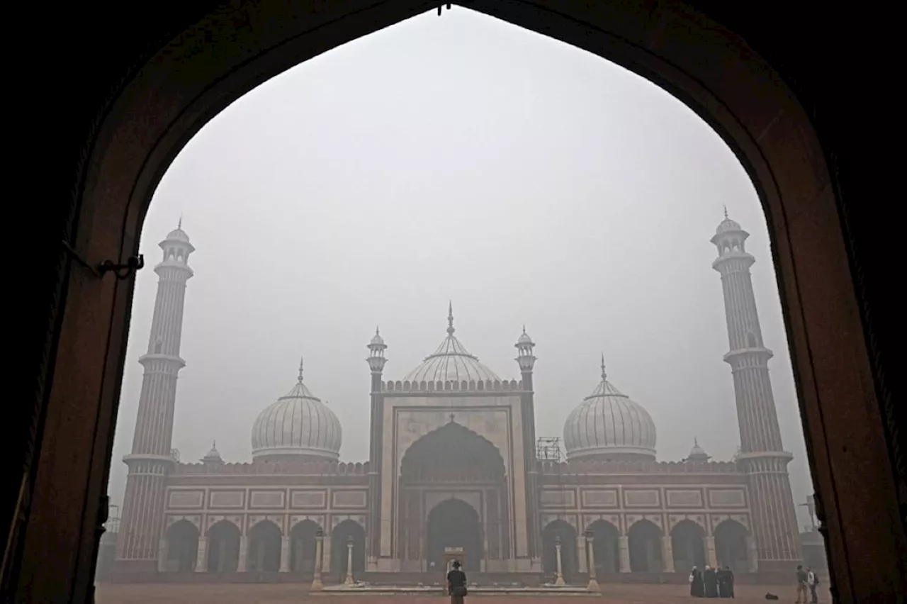 Toxic smog persists over north India