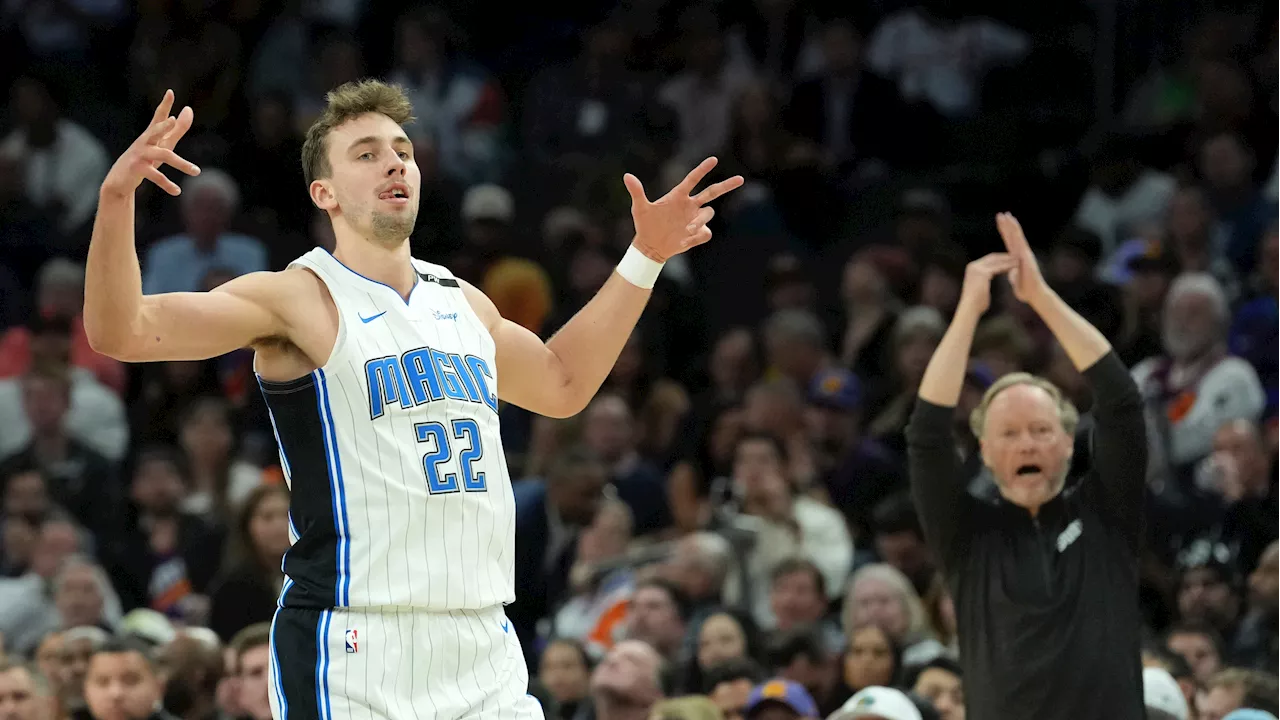 Wagner scores 32 points as Magic beat struggling Suns