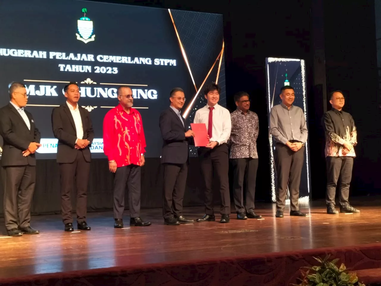 Pelajar cemerlang SPM, STPM dirai