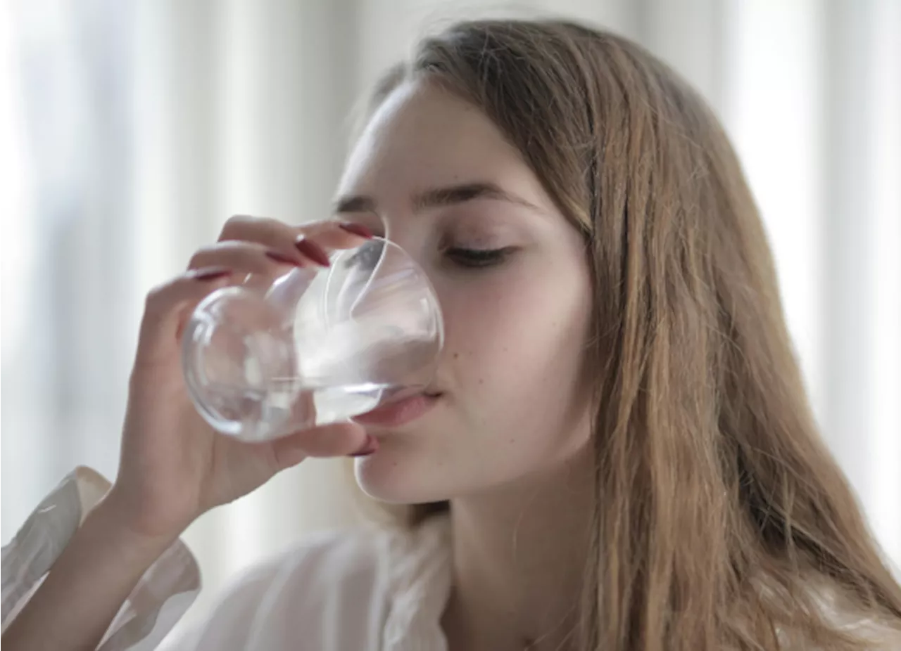 ¿Se puede bajar de peso tomando solo agua en horarios específicos? Esto dice la ciencia