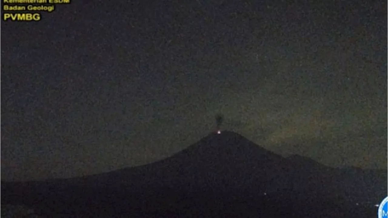 Semeru Erupsi Setinggi 500 Meter, Masyarakat Diingatkan Bahaya Lontaran Batu Pijar