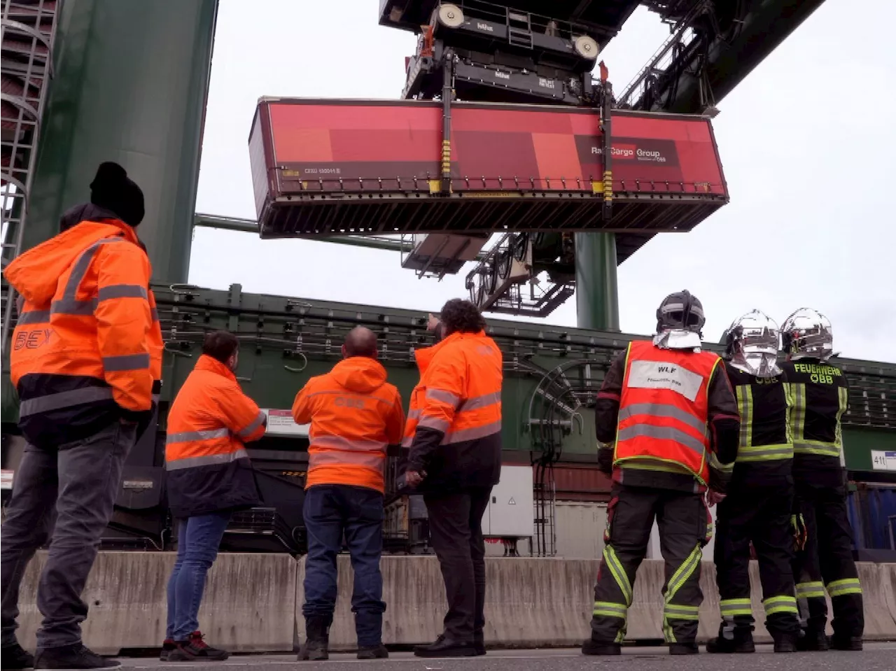 Container droht abzustürzen: Spektakulärer Feuerwehreinsatz in Wolfurt