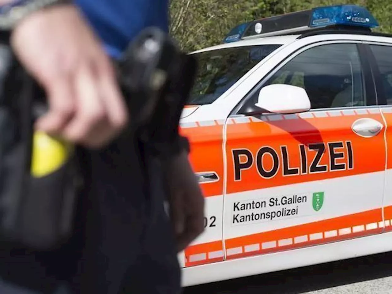 Raubüberfall auf Schweizer Post: Flucht-Fahrt endet in Kollision mit Polizeiauto