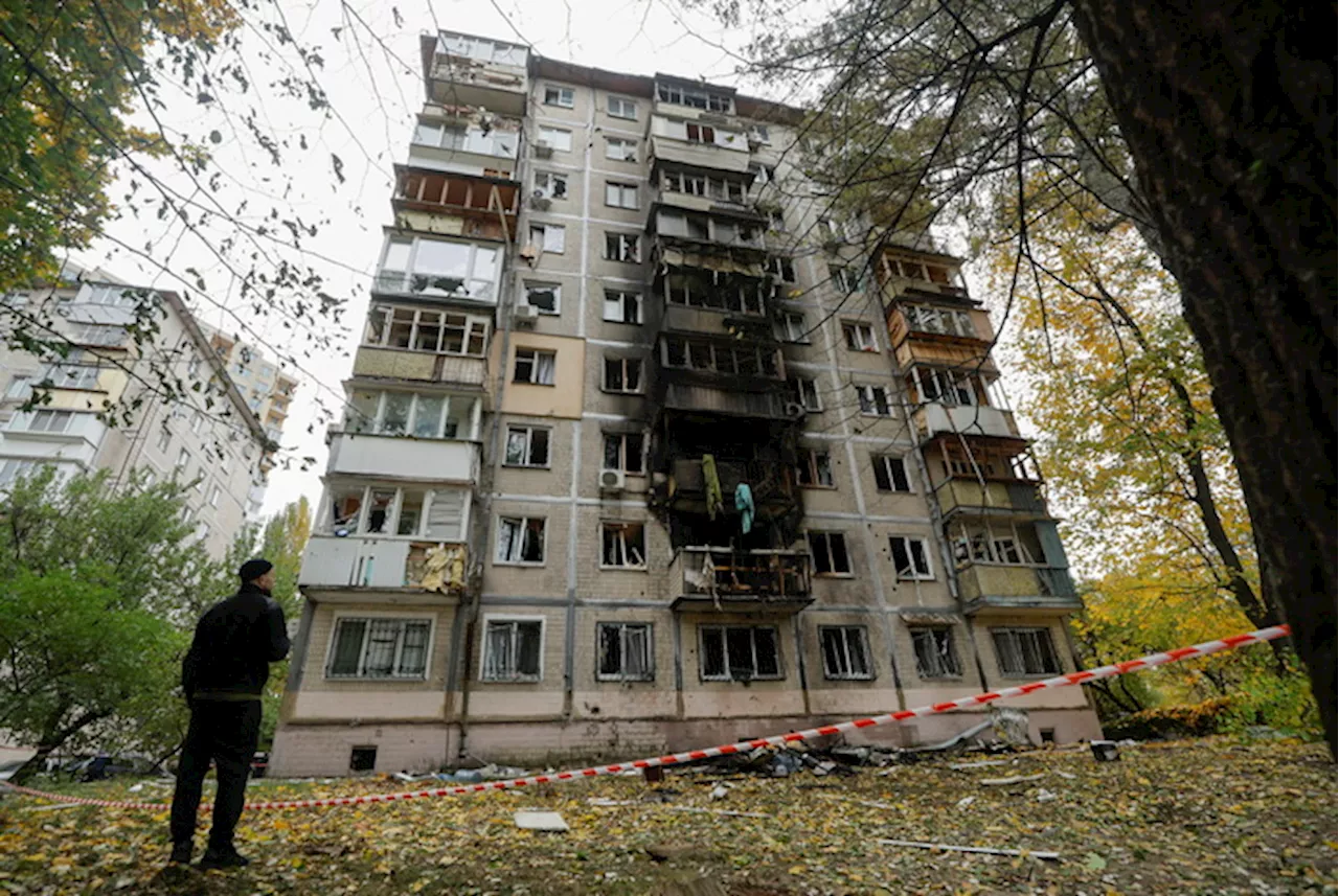 Droni russi su Kiev, due edifici residenziali in fiamme, colpiti dai detriti