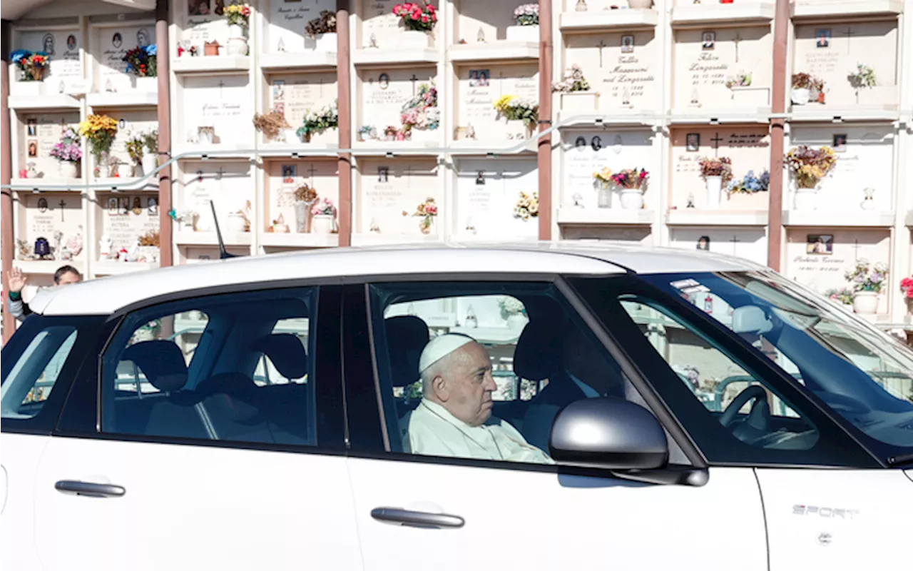 Il Papa al cimitero Laurentino per la messa per i defunti