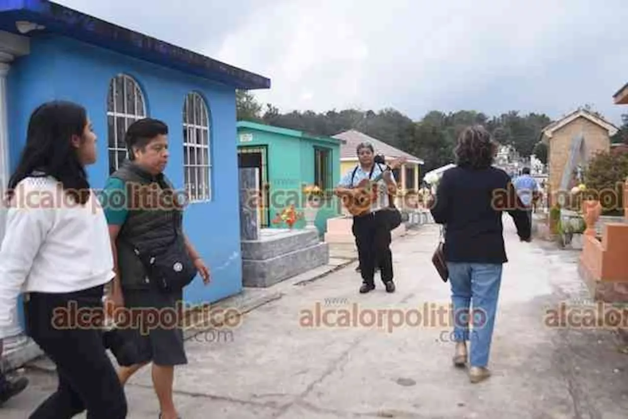 Bajo fulgores de naranja y rosa; visitan los xalapeños a sus difuntos