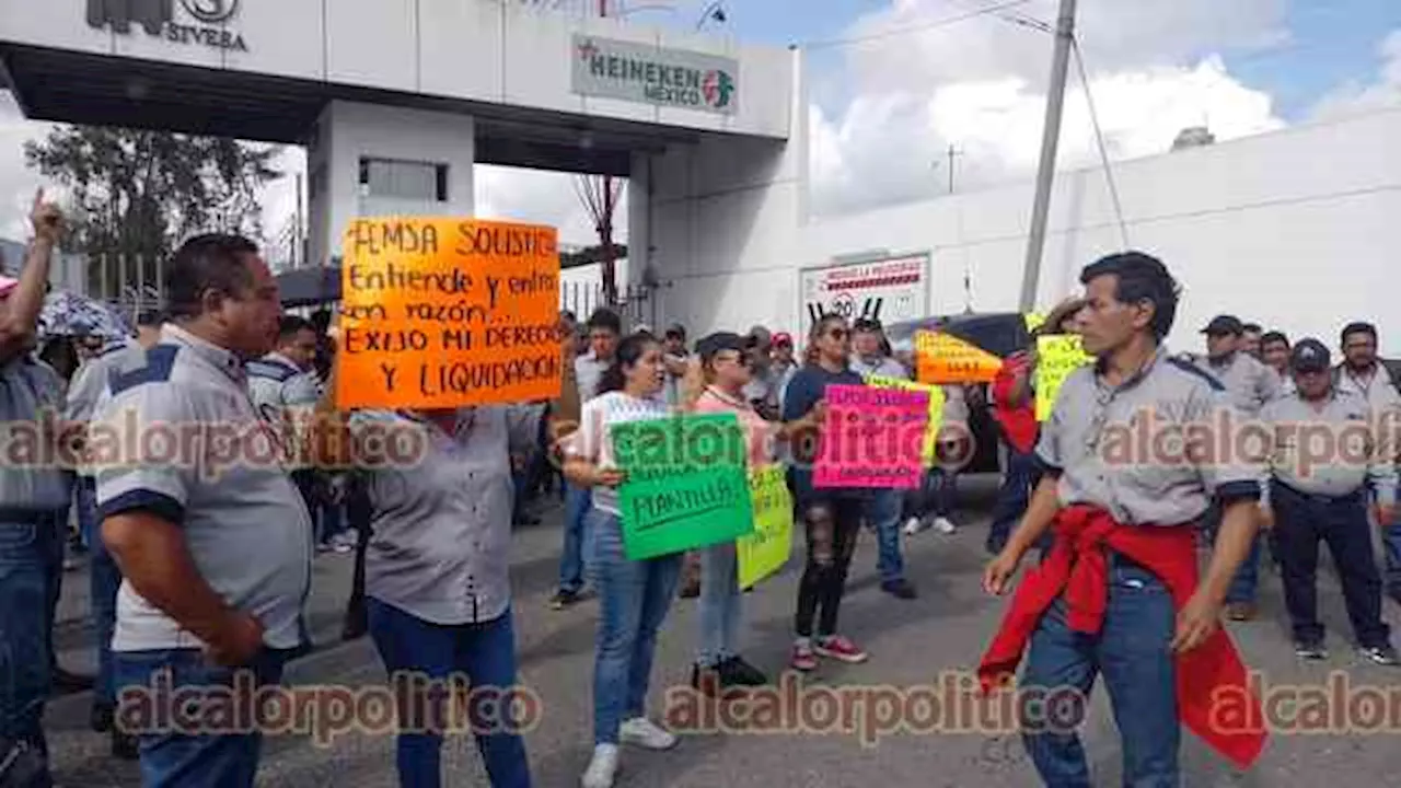 Exobreros de Solística bloquean acceso a Cervecería Heineken, en Orizaba