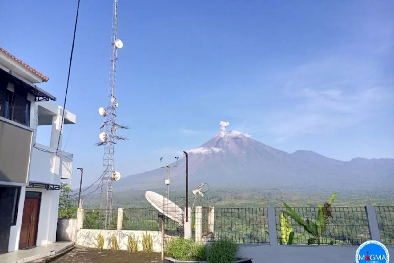 Gunung Semeru erupsi enam kali pada Sabtu pagi