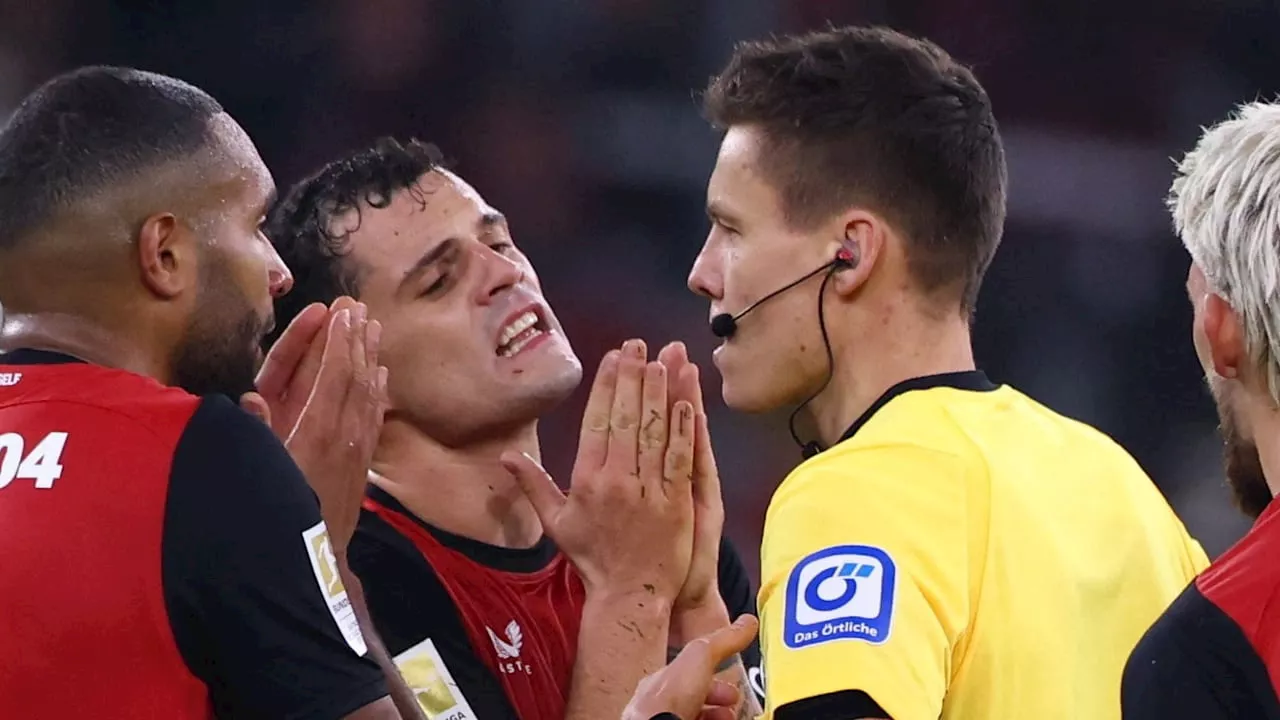 Ist das Rot? Xhaka-Kurzschluss gegen Schiri!