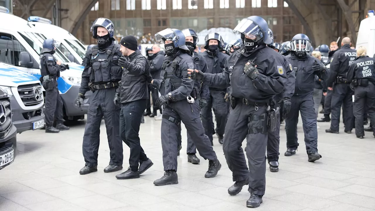 Leipzig: 1000 Polizisten sichern Viertligaspiel mit 580 gewaltbereiten Fans