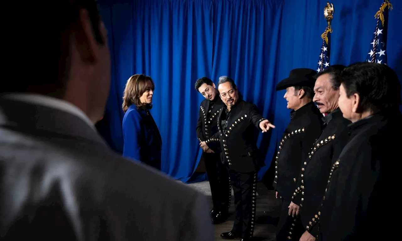 Los Tigres del Norte hacen campaña con Kamala Harris para atraer el voto latino