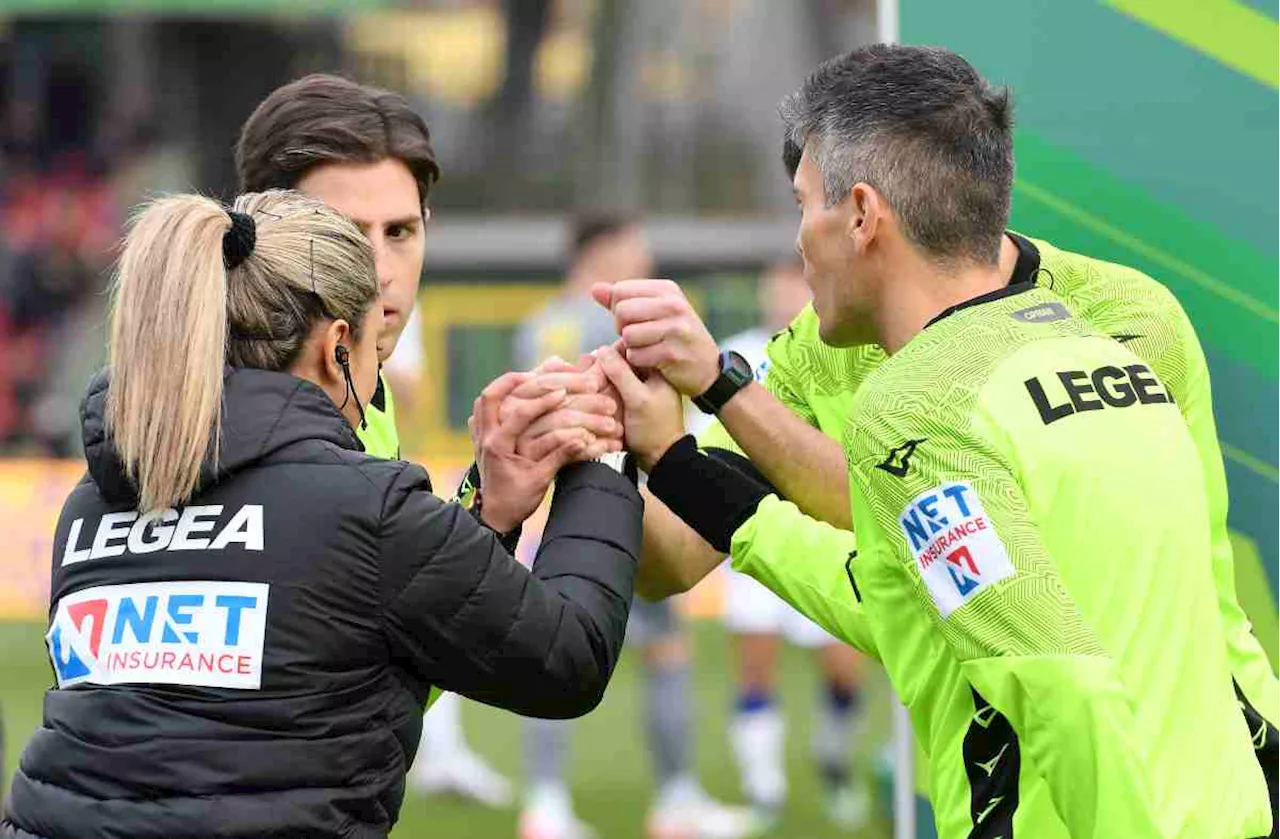 L’arbitro si infortuna, cambio obbligato: slitta il fischio d’inizio