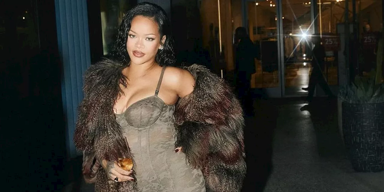 Cappotto in pelliccia e lingerie a vista: la combo di stagione secondo Rihanna