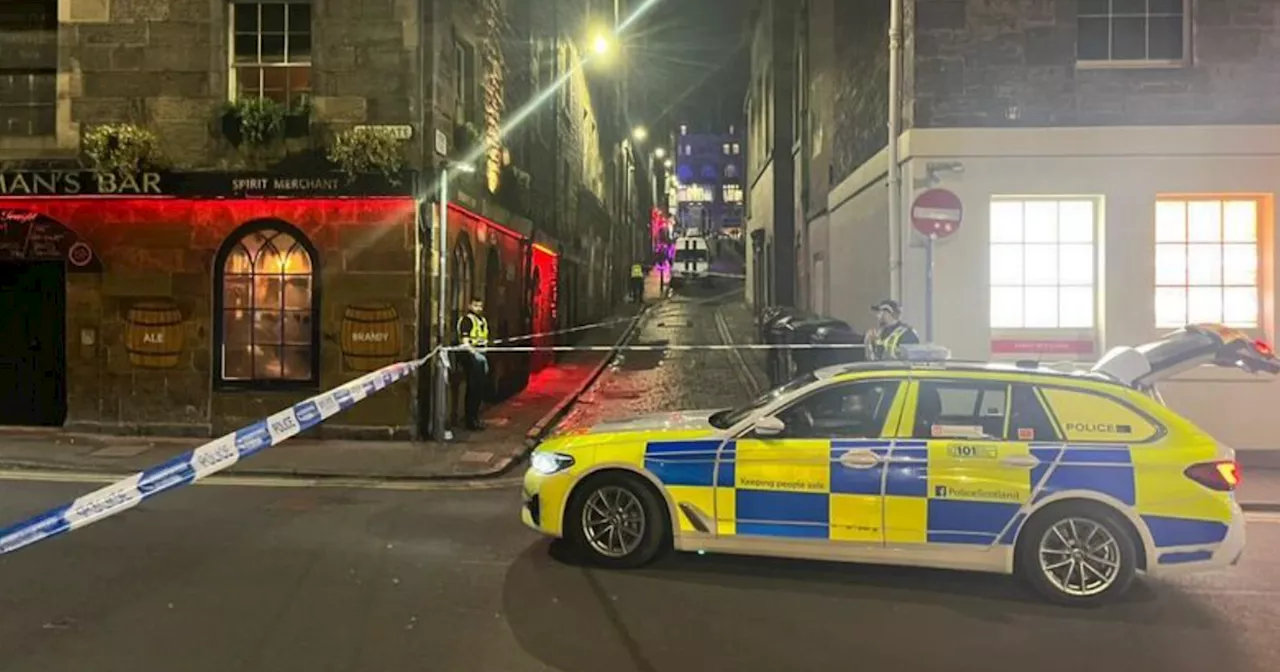 'Major incident' in Edinburgh Cowgate sees pubs locked down as police shut road