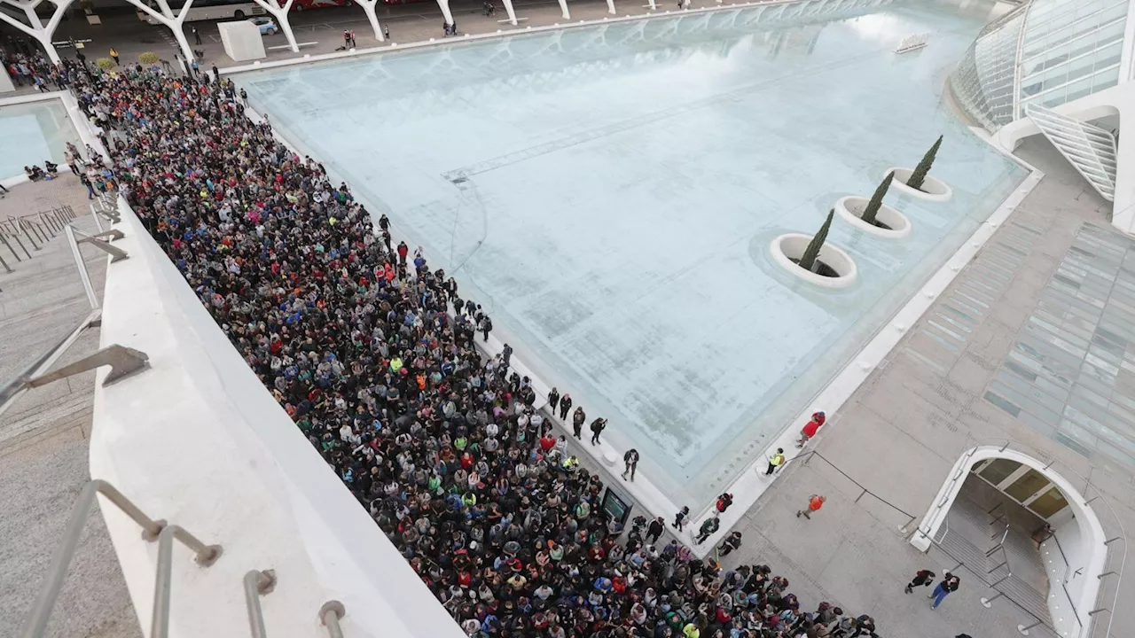 Miles de voluntarios organizados por la Generalitat empiezan a salir para ayudar a las zonas afectadas