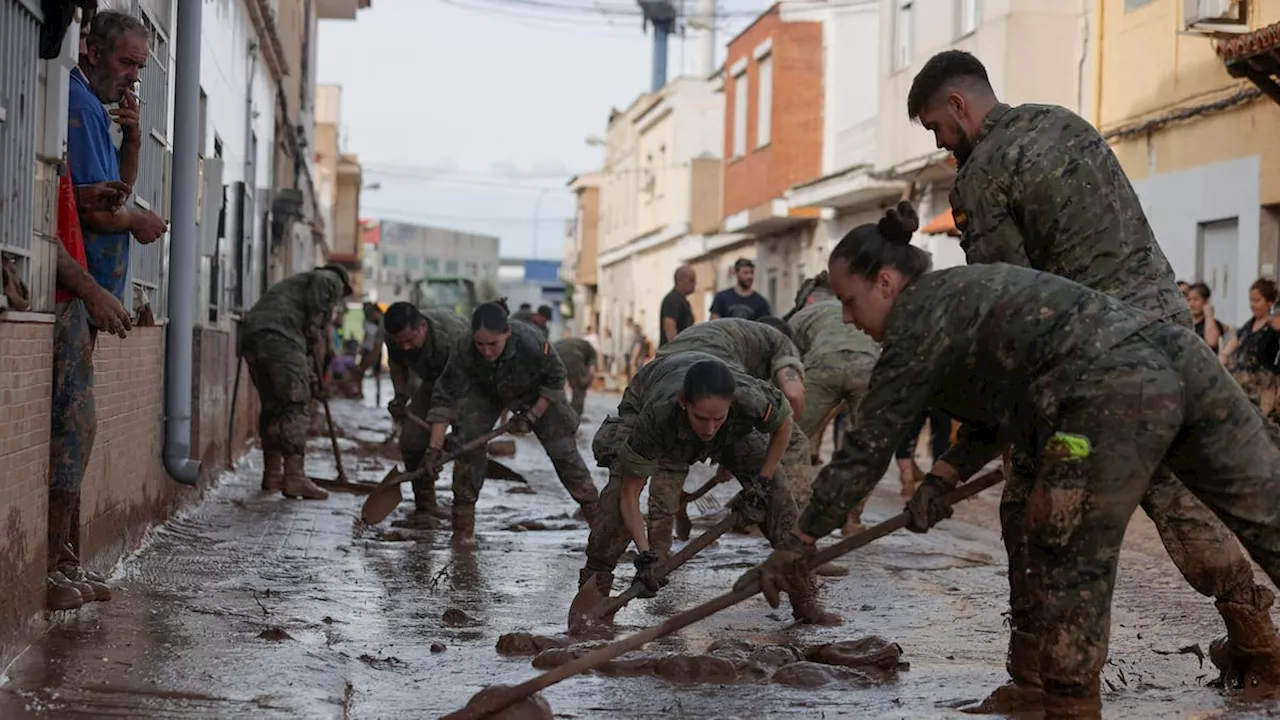 El Gobierno español moviliza 10.000 efectivos más por las inundaciones, ya con 211 muertos