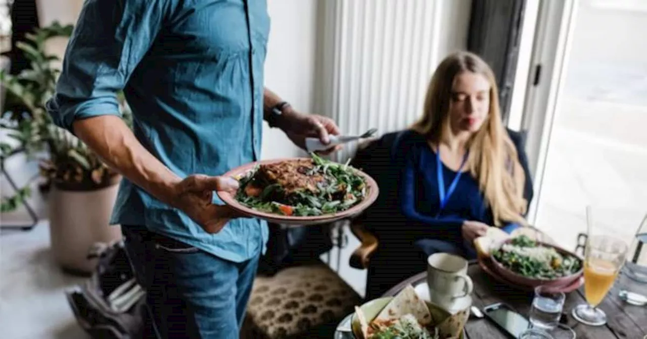 Sohn sprengt Familienessen, weil seine Mutter seiner Frau nichts Veganes kocht