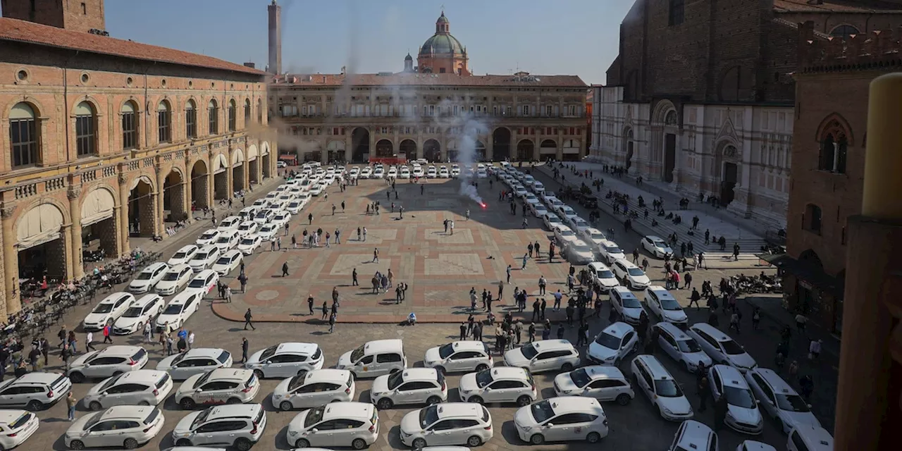 Dal 2025 a Bologna i taxi costeranno un po’ di più