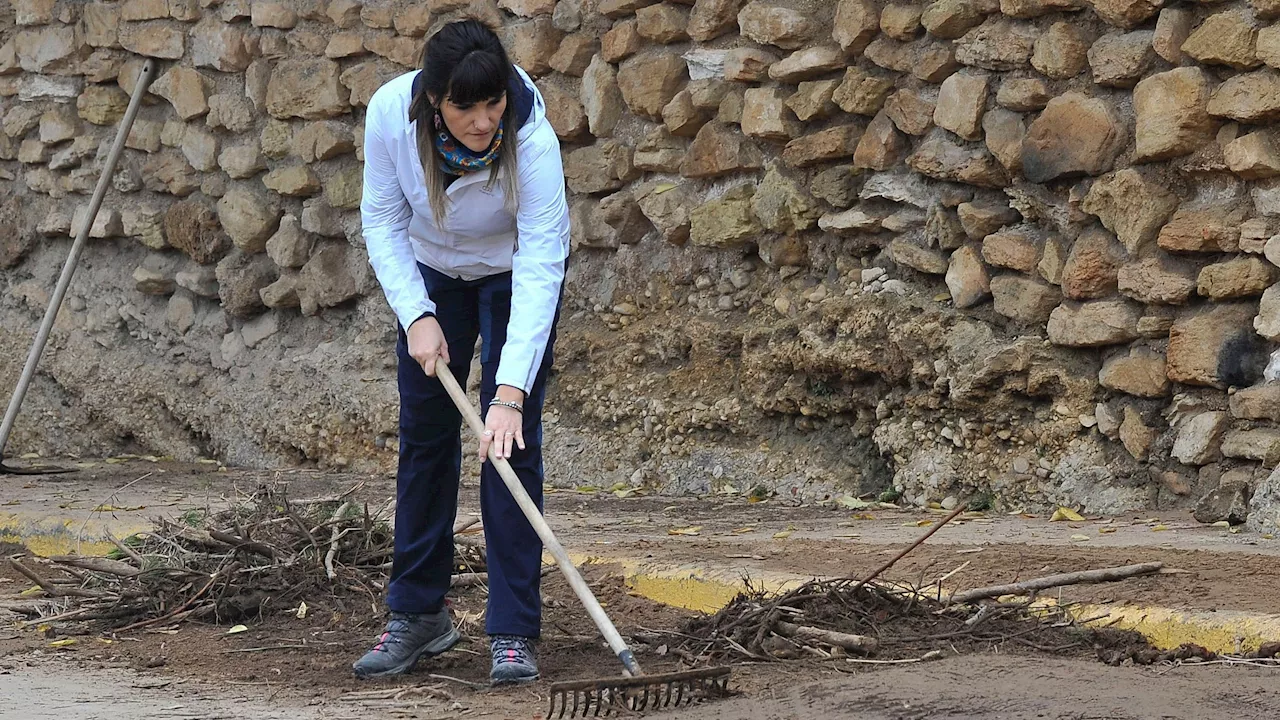 Rozalén, emocionada con las labores de limpieza por la riada sufrida por la DANA en Letur