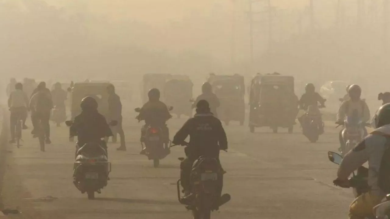 Delhi Pollution: पटाखों के धुएं में उड़ा प्रतिबंध, दिल्ली बनी दुनिया की सबसे प्रदूषित शहर